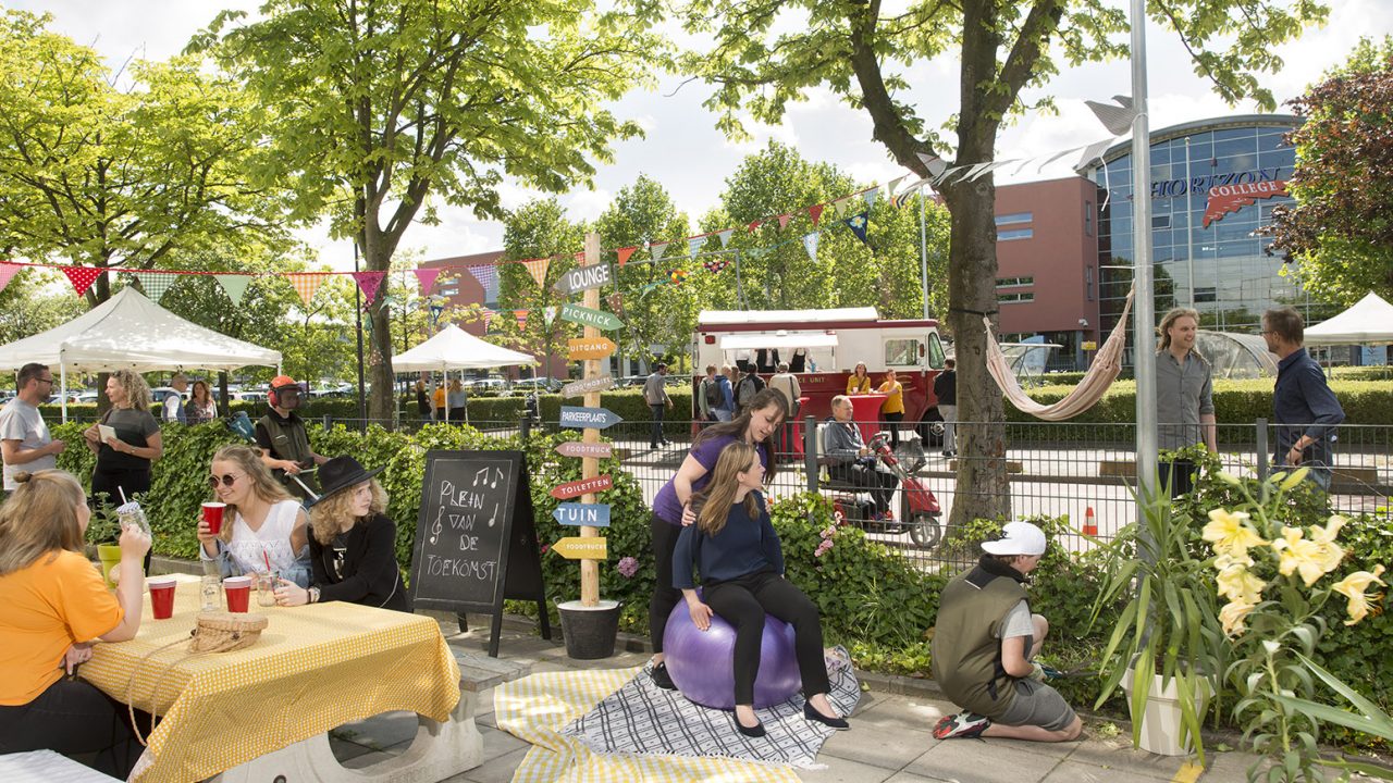 Het plein voor het Horizon College Heerhugowaard omgetoverd als plek voor ontmoeten tussen stad, onderwijs en nabije zorg- en maatschappelijke organisaties.