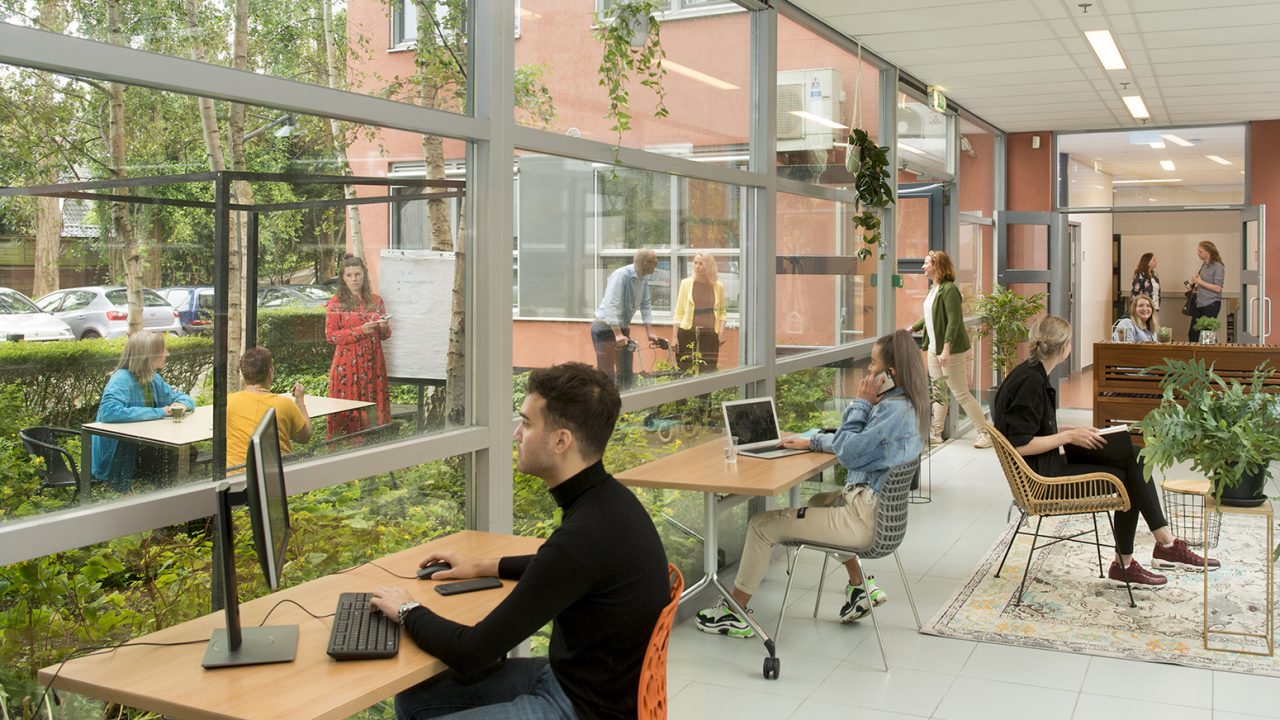Een laagdrempelig leer- en werklandschap waar studenten, docenten en bezoekers kunnen flex-werken, vergaderen en elkaar kunnen ontmoeten.