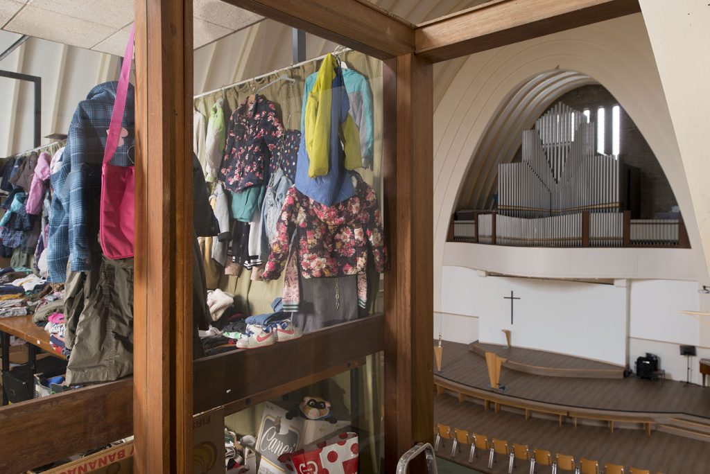 De kledingbank is ondergebracht op het balkon van de kerkzaal. Foto's: Rufus de Vries
