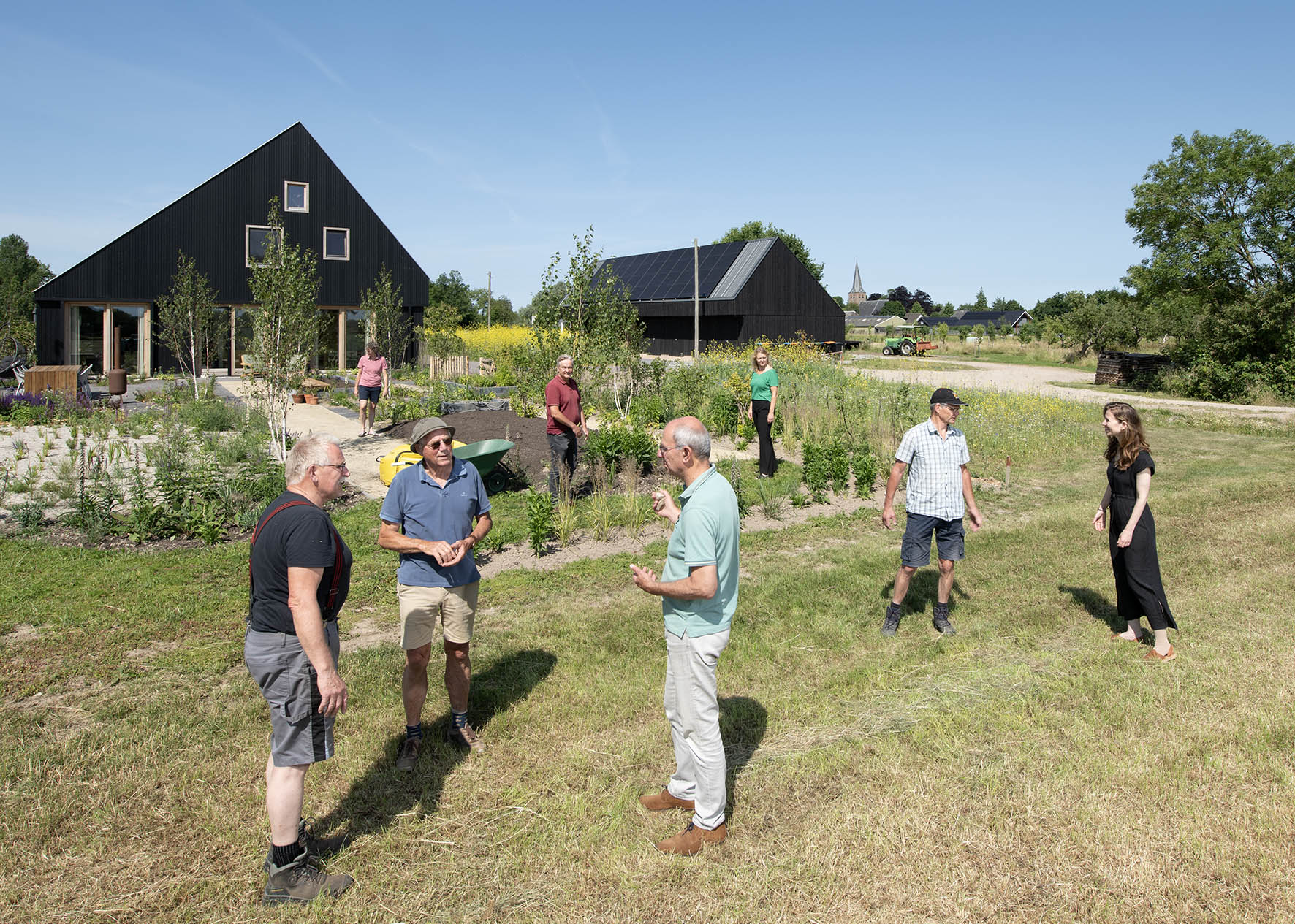 De schuurwoningen en het gezamenlijke bijgebouw (foto: Rufus de Vries)