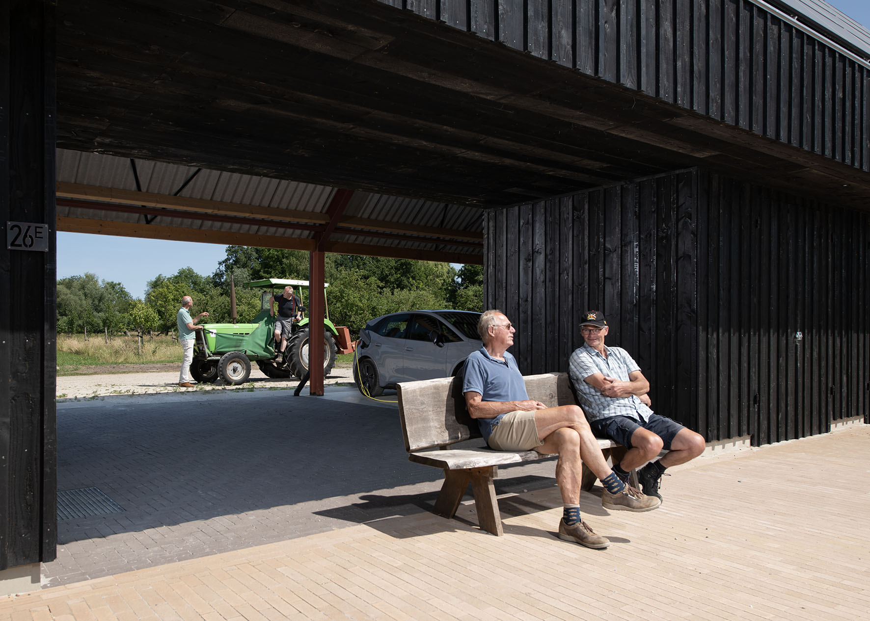 Het gezamenlijke bijgebouw met doorkijk naar de boomgaard (foto: Rufus de Vries)