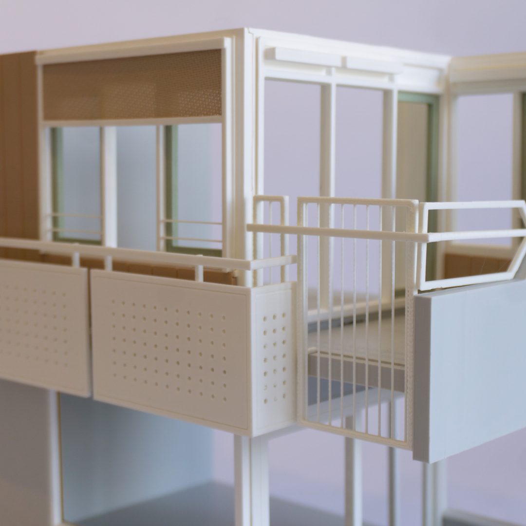 Wanneer in de toekomst een glasplaat moet worden vervangen, is deze klein genoeg om via de personenlift naar boven te brengen. Dat scheelt een torenkraan of steiger tot de 10e verdieping.