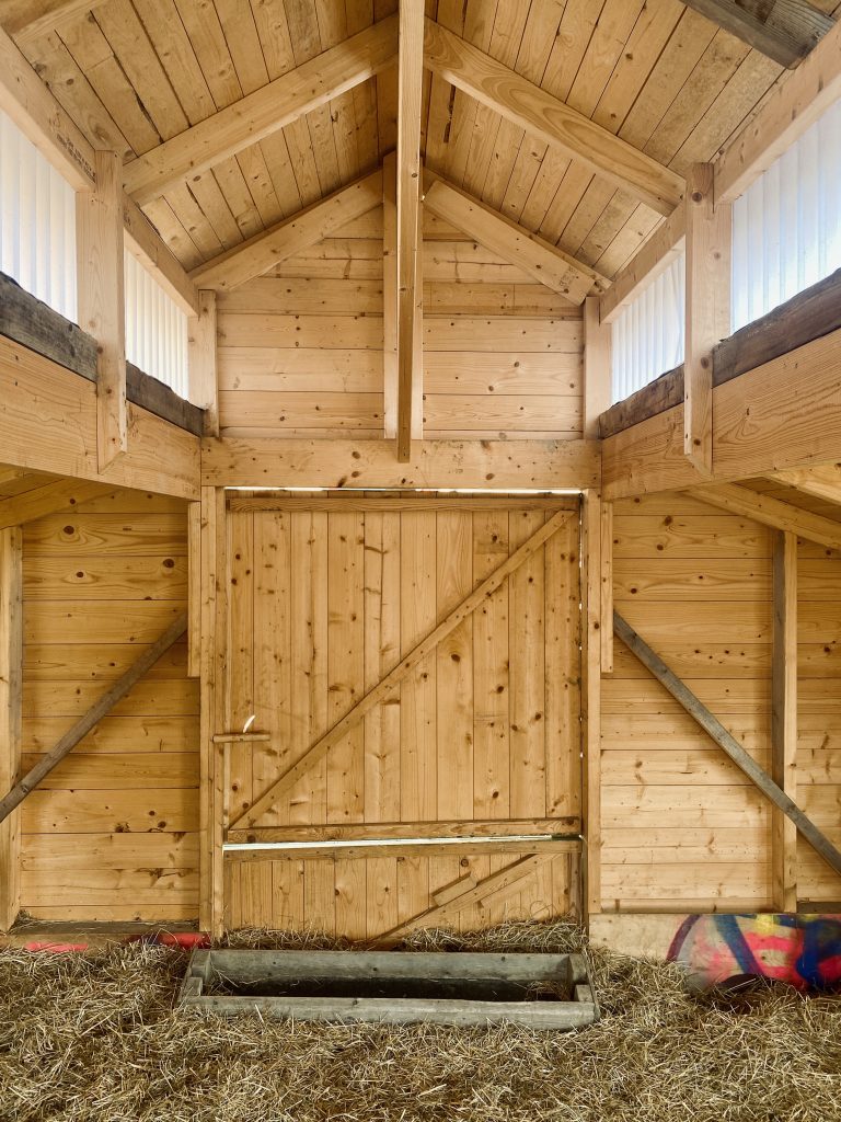 Ook de huisvesting voor de dieren werd gebouwd door studenten, als onderdeel van een onderwijsproject (foto: Hanneke)