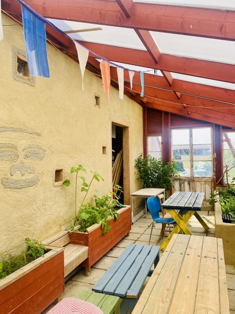 Naast begeleiding van zelfbouwers, biedt de Egnahemsfabriken onderwijs. Studenten hebben diverse bouwwerken op het terrein gemaakt (foto: Hanneke)