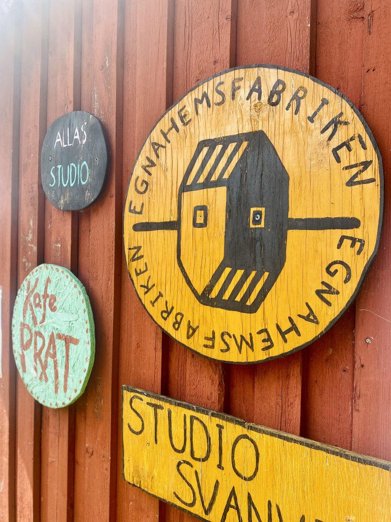 De Egnahemsfabriken op het eiland Tjörn waar Zweden hun eigen tiny house kunnen bouwen (foto: Hanneke)