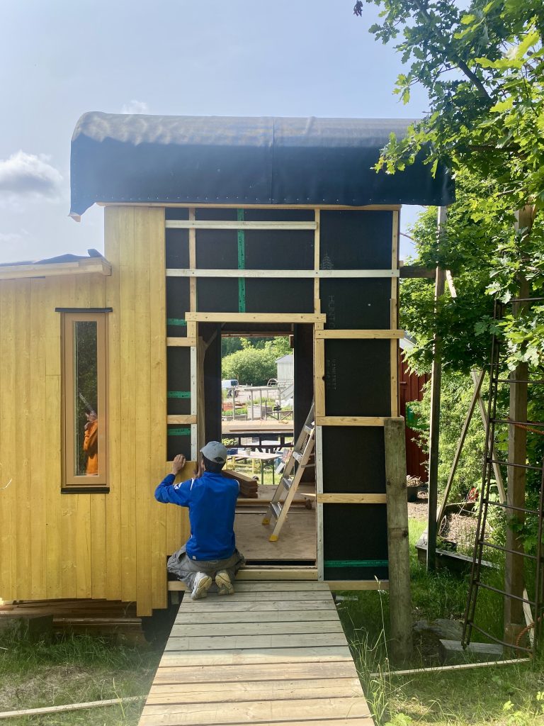 Onder begeleiding van handige sociaal werkers bouwen jonge schoolverlaters een eigen chillplek. De activiteiten bij de Egnahemsfabrieken bieden structuur en activiteit (foto: Hanneke)