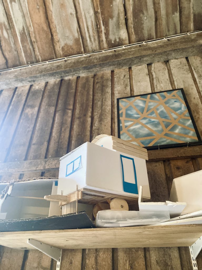 Ook de schoolverlaters werken volgens de 12-stappen methode van Jenny Stenberg. Eén van de stappen is het maken van een model van het toekomstige bouwsel (foto: Hanneke)