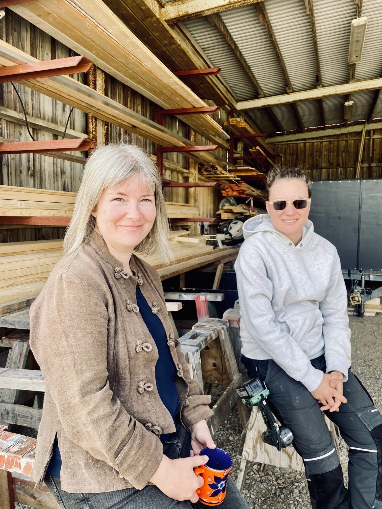 Architect Louise en timmervrouw en 'bouwpedagoog' Marine staan zelfbouwers bij bij het ontwerp en de bouw van hun woning (foto: Hanneke)