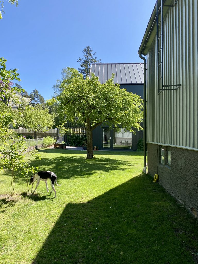 Bewoners hebben hun eigen compacte buitenruimte en delen de rest van de tuin. (foto: Hanneke)