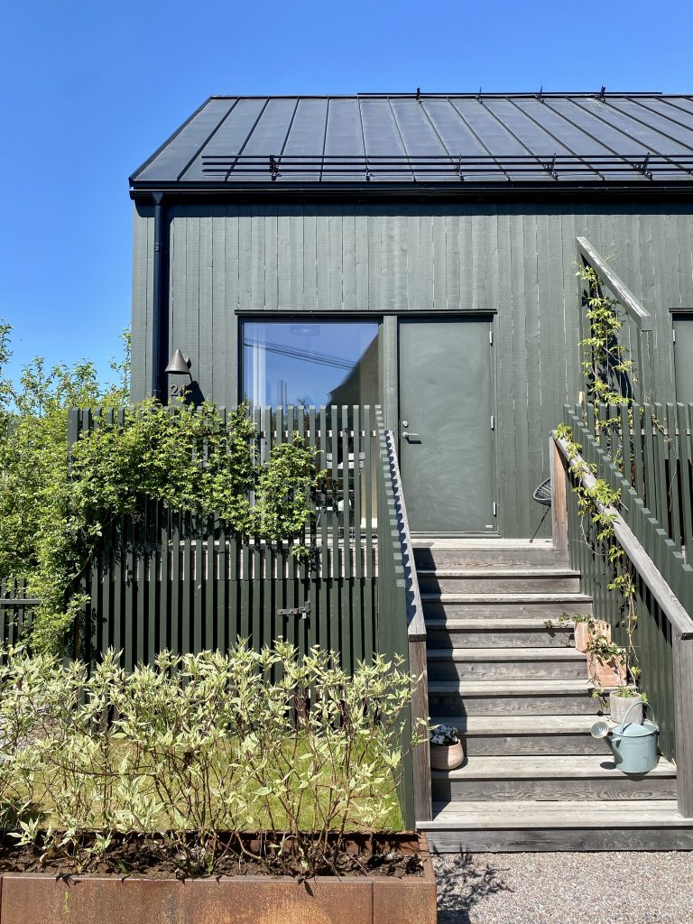 Ook de bovenwoningen hebben een entree aan de straat (foto: Hanneke)