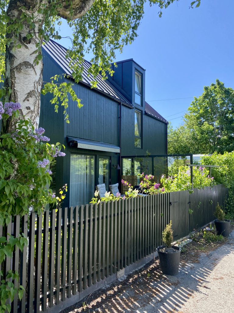 Bewoners hebben hun eigen compacte buitenruimte en delen de rest van de tuin. (foto: Hanneke)