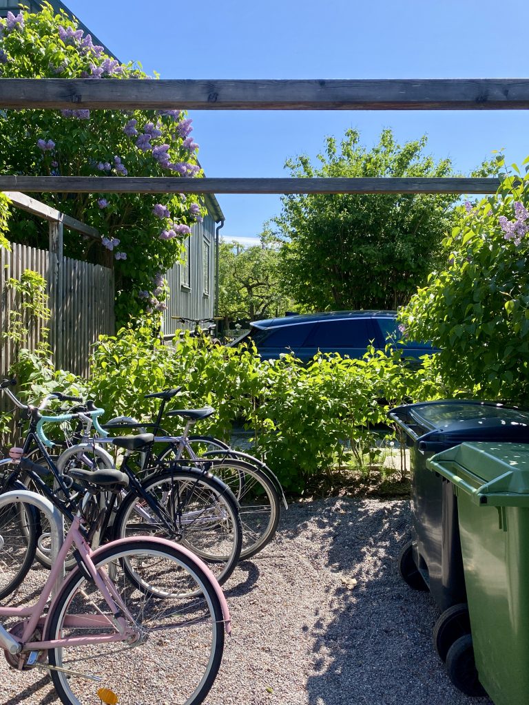 BewonersBewoners hebben hun eigen compacte buitenruimte en delen de rest van de tuin. (foto: Hanneke)