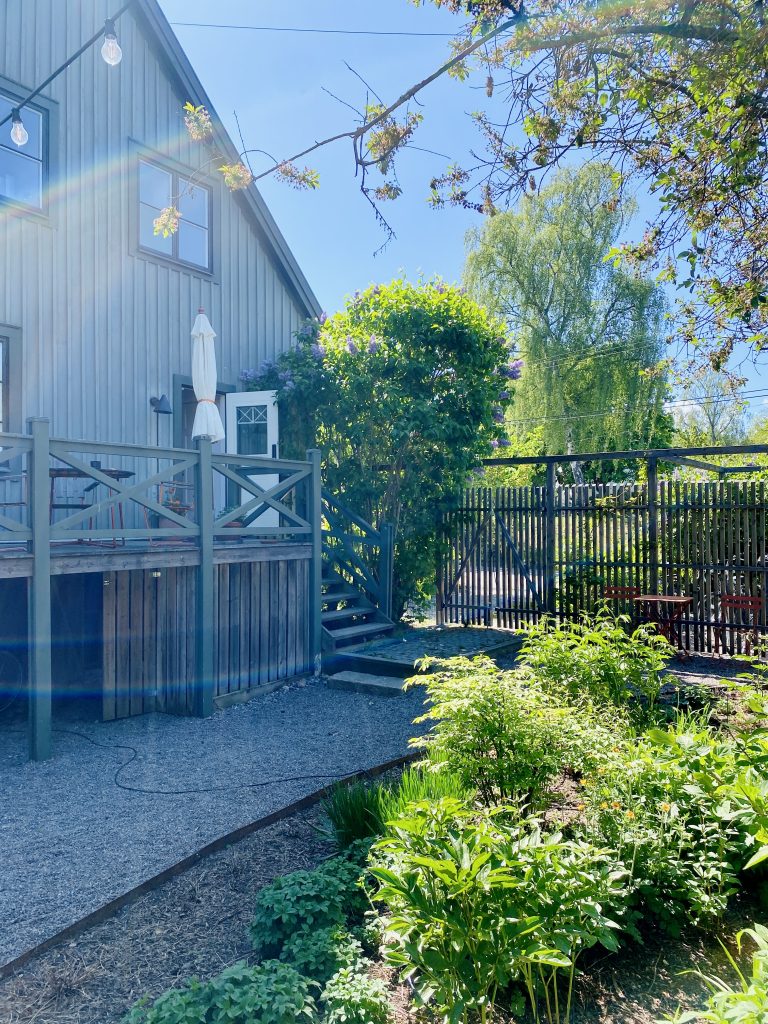 Bewoners hebben hun eigen compacte buitenruimte en delen de rest van de tuin. (foto: Hanneke)