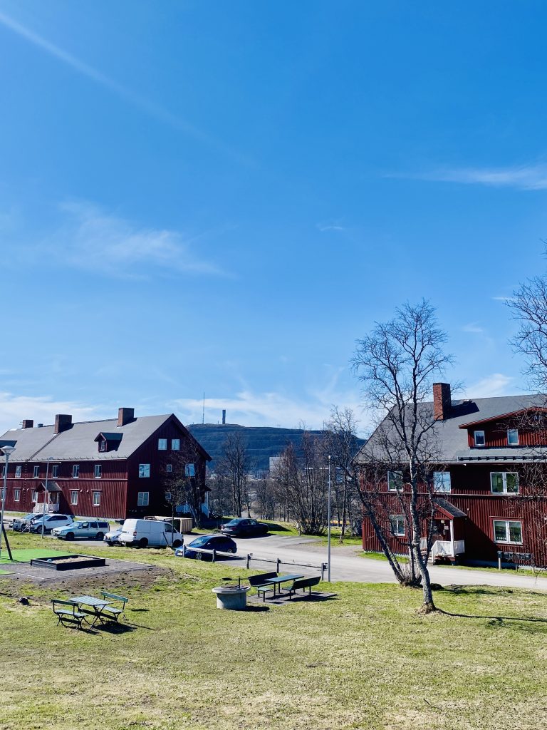 Vrijwel overal in Kiruna domineert de mijn de horizon (foto: Hanneke)