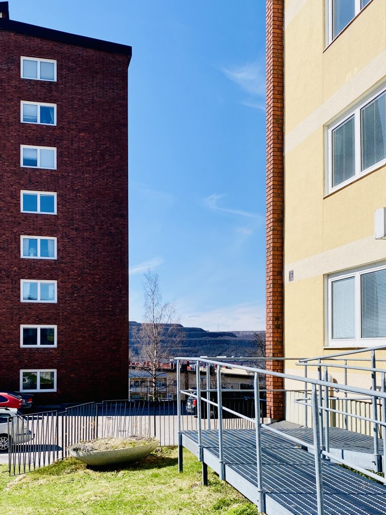 Vrijwel overal in Kiruna domineert de mijn de horizon (foto: Hanneke)