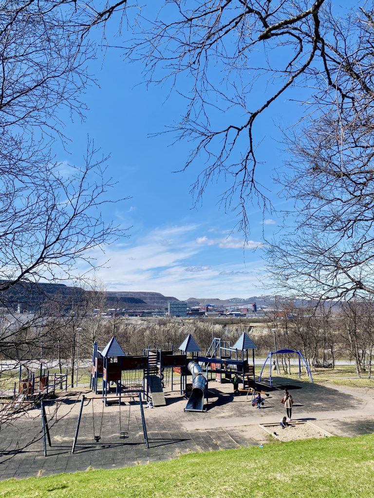 Vrijwel overal in Kiruna domineert de mijn de horizon (foto: Hanneke)