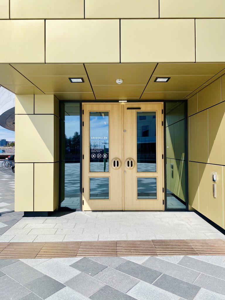 De entree van het nieuwe stadhuis, met de deurknoppen van het oude stadhuis (foto: Hanneke)