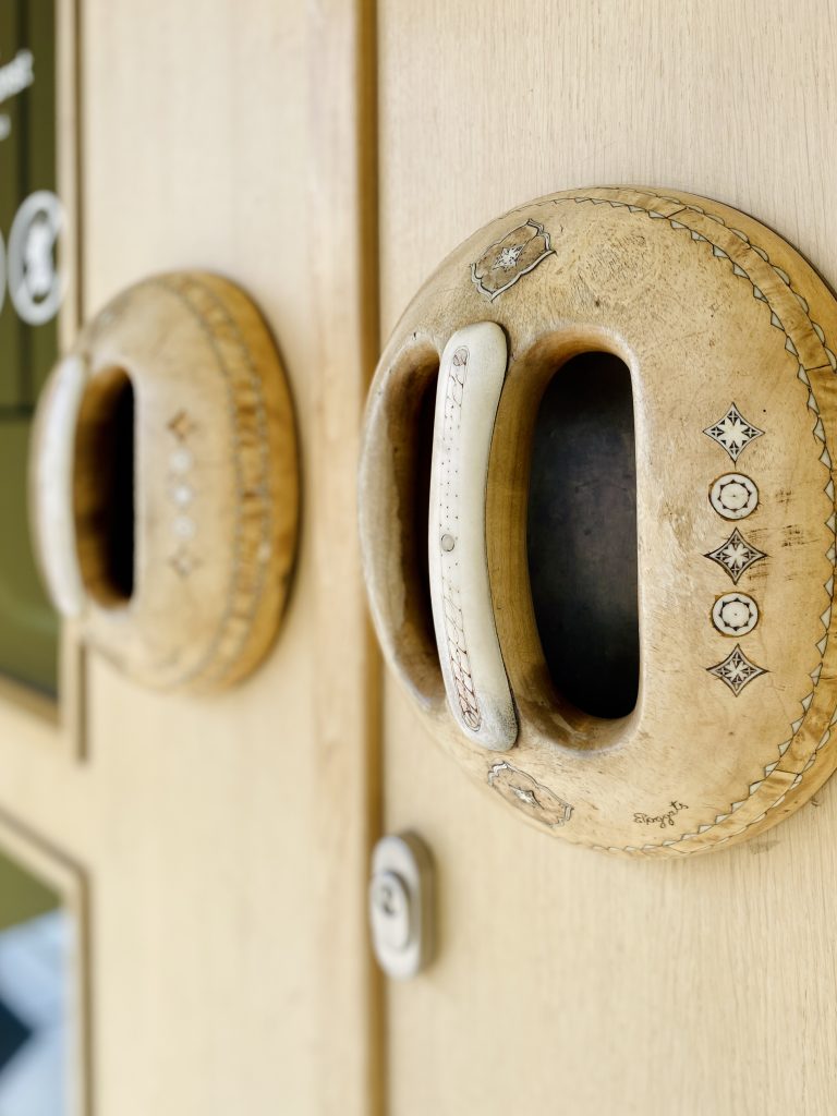 De entree van het nieuwe stadhuis, met de deurknoppen van het oude stadhuis (foto: Hanneke)