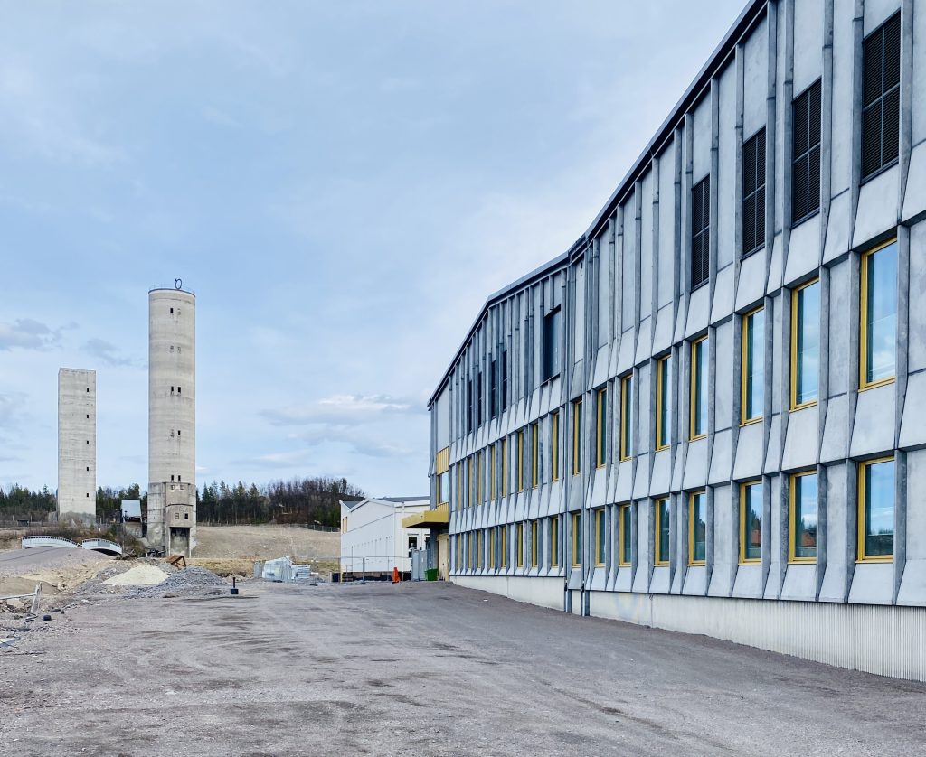 Het nieuwe politiebureau, aan de (huidige) rand van het nieuwe centrum (foto: Hanneke)