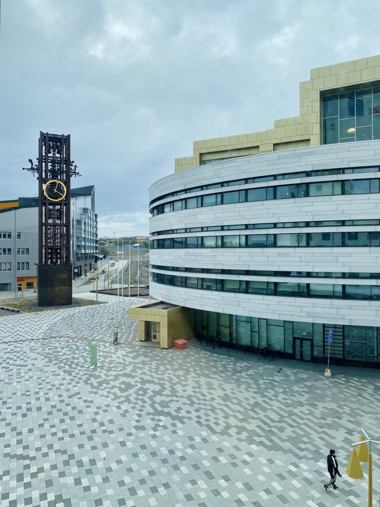 Het nieuwe stadhuis, met op het plein de toren van het oude stadhuis (foto: Hanneke)