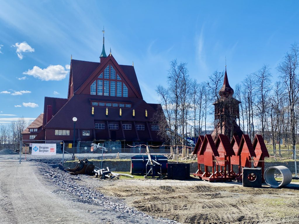 De kerk van Kiruna wordt voorbereid op verplaatsing (foto: Hanneke)